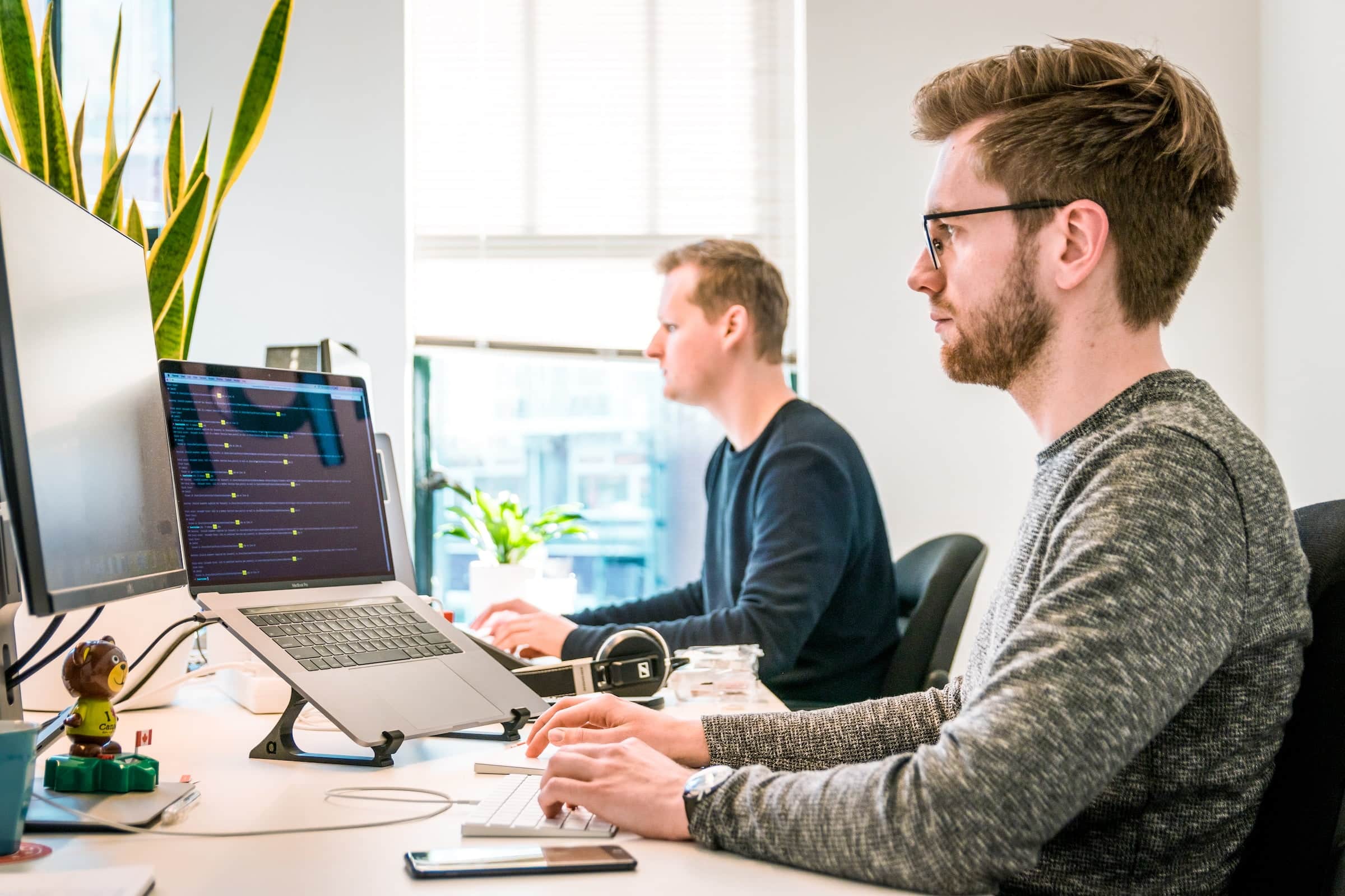 To mennesker, som er i gang med, at designe hjemmesider